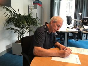 Nieuw lid van de PvdA fractieRonald Oosthoek tekent de overeenkomst als raadslid.