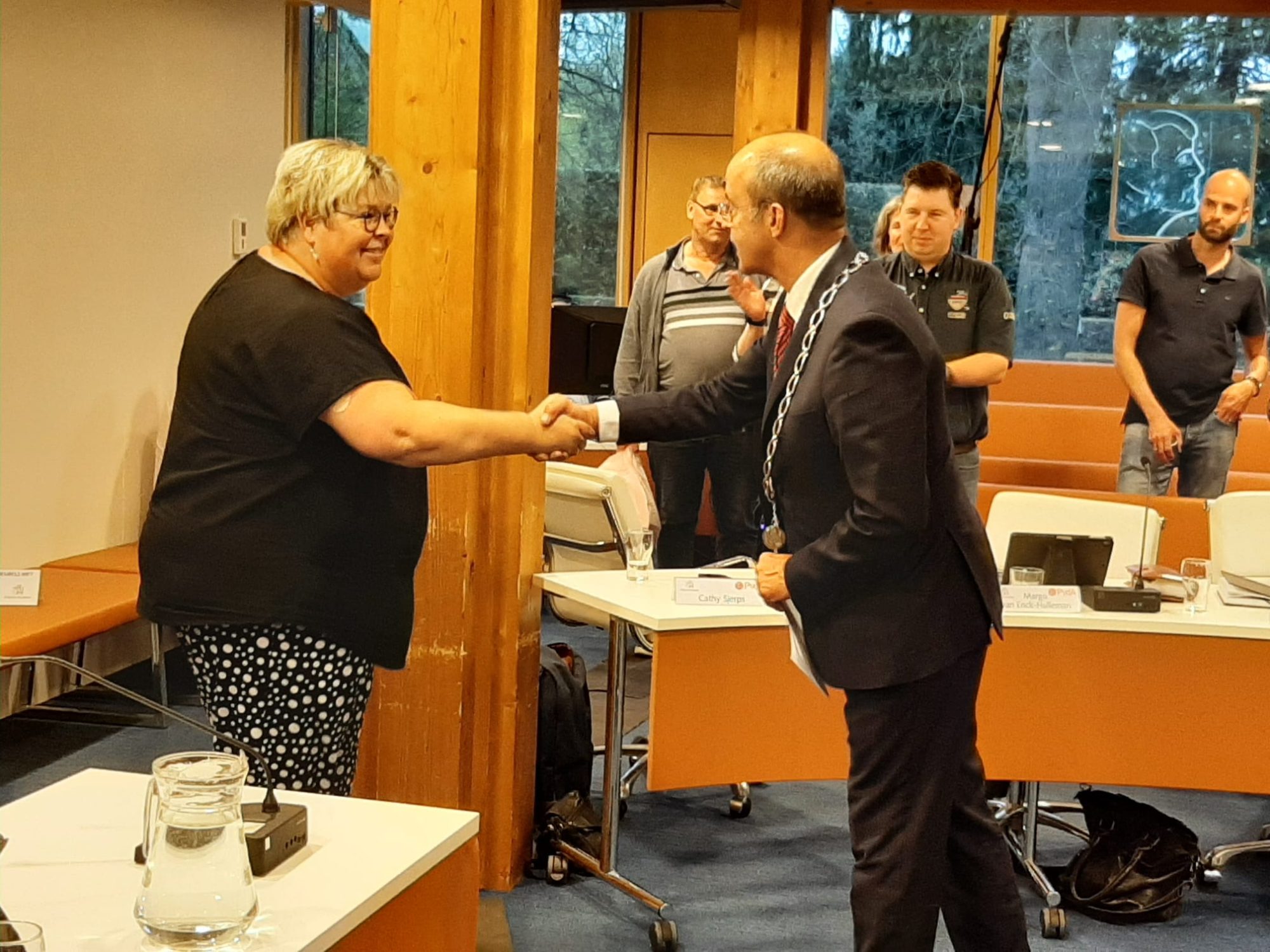 Burgemeester van Hedel feliciteert Maroesja Elshof.