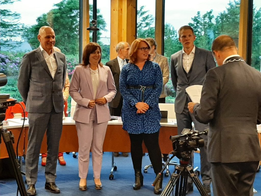 De wethouders Steven van de Graaf, Ingrid Timmer, Annika van Klinken en Pouwel Inberg worden toegesproken door de burgemeester.