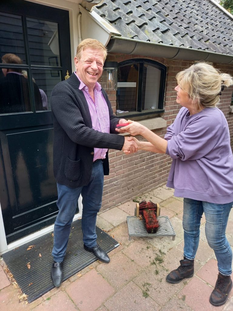 Fractievoorzitter Margo van Enck schudt de handen van Jan Braakman.