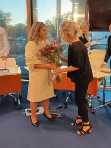 Yasemin Çegerek ontvangt bloemen van PvdA fractievoorzitter Margo van Enck-Hulleman.